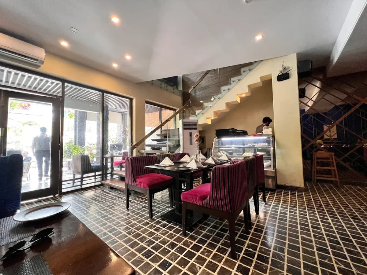 Street 1 Cafe — F6