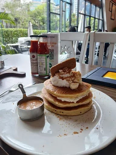 Eggspectation Gulberg Interior