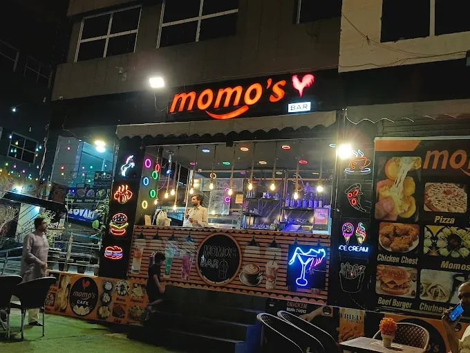 Momos Cafe