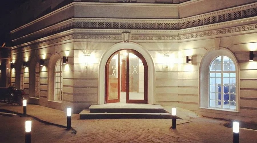 Vibes view of London Courtyard  restaurant