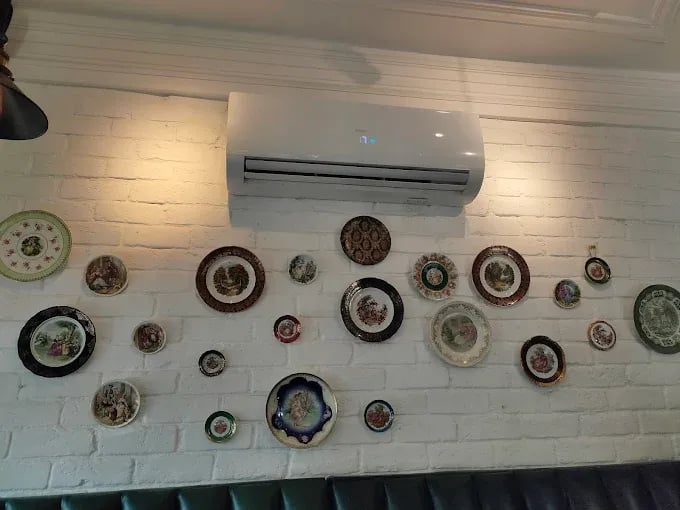 Interior view of Rinas Kitchenette restaurant