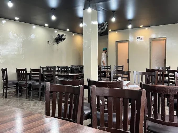 Interior view of Malang Jan Bannu Beef Pulao restaurant
